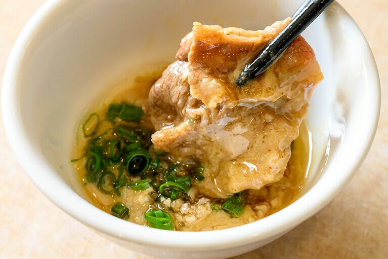 「上湯スープと麻辣スープの鍋」のタレはお好みのブレンドで。