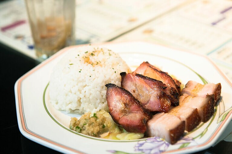 「香港 贊記茶餐廳」叉焼ローストポークライス 880円。