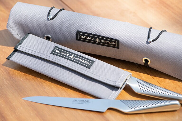 東京・浅草の老舗帆布鞄メーカー「犬印鞄製作所」×グローバルのナイフロールと布さや。耐久性、防水性に優れる6号帆布を使用しており、アウトドアシーンの携行にピッタリだ。ナイフロール 8,800円。ファブリックシース(布さや・M) 3,520円。