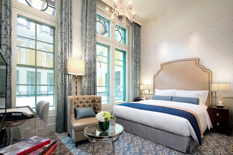 窓の外に東京駅舎内部を見下ろす人気の一室「ドームサイド コンフォートキング」。