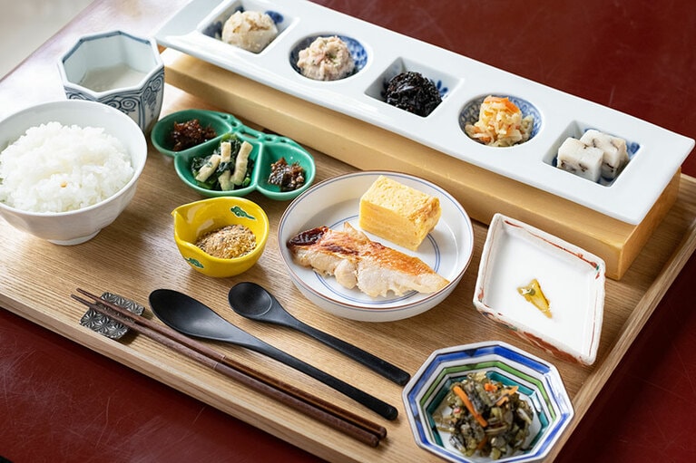 焼き魚に卵、野菜や乾物、豆、海藻などを使った、ご飯がすすむおかずがズラリ。
