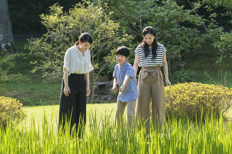 赤坂御用地内を散策される眞子さま（当時）、佳子さま、悠仁さま　宮内庁提供