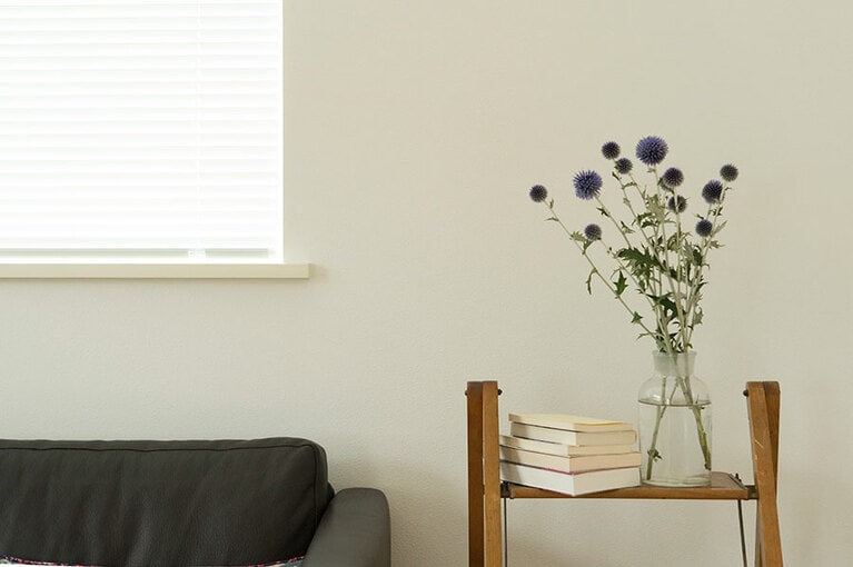 花を飾ると、部屋がいきいきする。