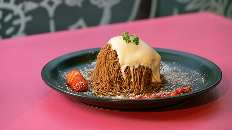 ショコラ夫人の白銀の街モンブラン 2,100円（ドリンクセット）。