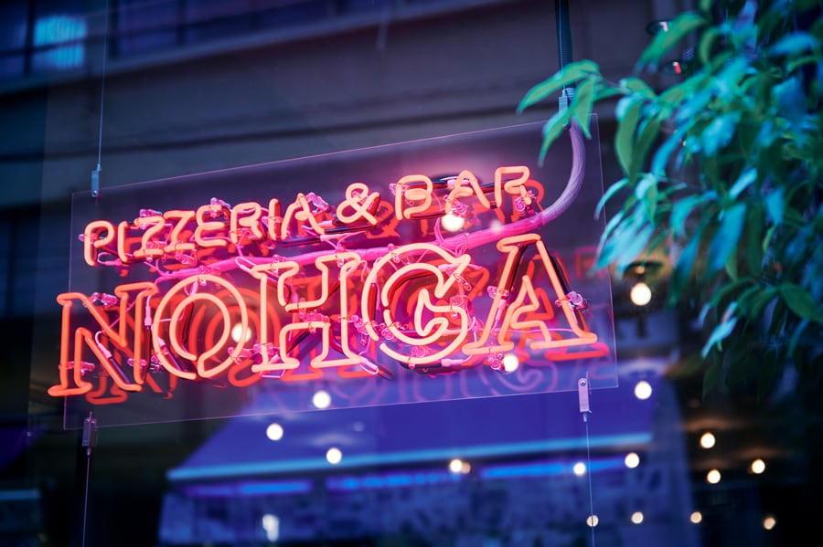 ネオンがきらめくレストラン「PIZZERIA ＆ BAR NOHGA」。