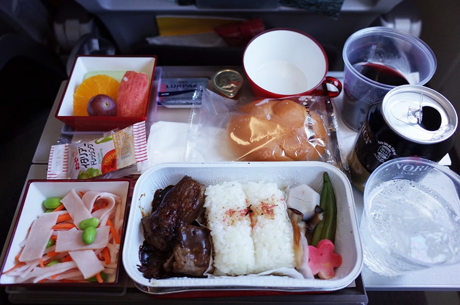 エコノミークラスの機内食も充実している。取材時の牛肉のメインディッシュには。日本発便ならではの白いご飯が添えられていた。