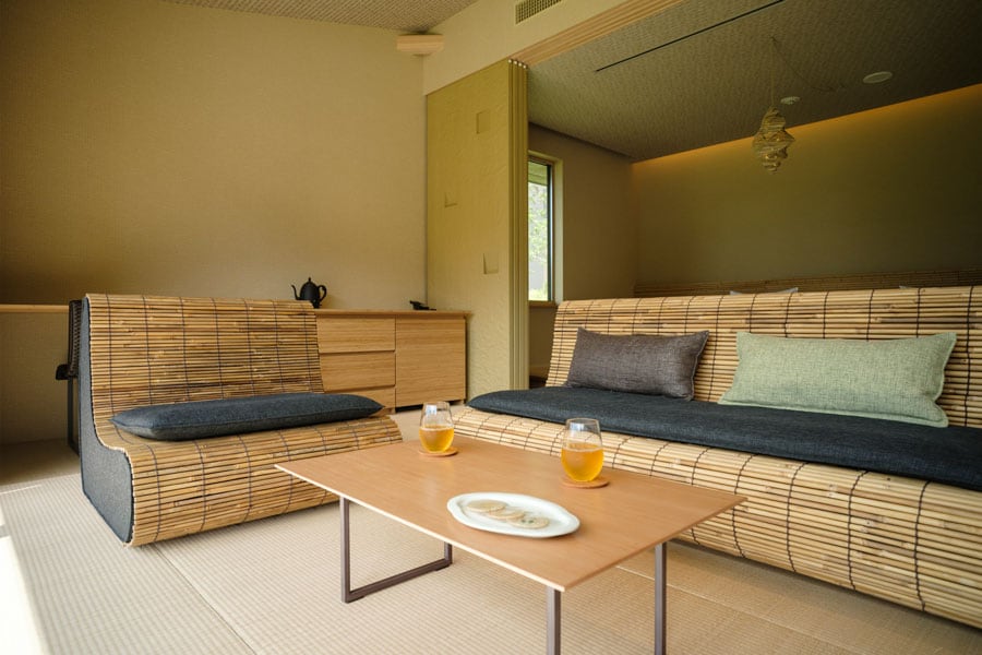 特産の真竹をふんだんに使った「界 由布院」の客室。地元のお菓子でホッとひと息。