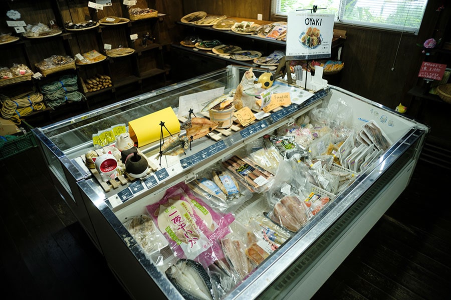 丸中水産のサンマ漁船・恵比須丸で洋上凍結した新鮮な「恵比須サンマ」の加工販売をはじめ、おいしい商品がズラリ。