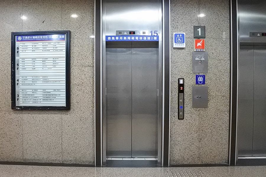 エレベーターは4基あるが一般客が使用できるのはこの1基のみ。
