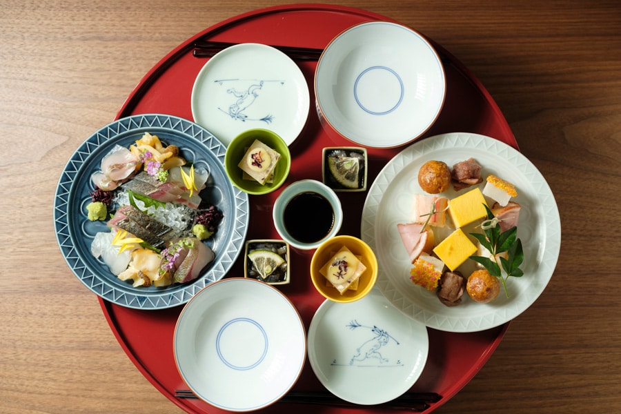長崎発祥の卓袱料理をイメージした膳に酢の物、八寸、お造りが並ぶ「宝楽盛り」。