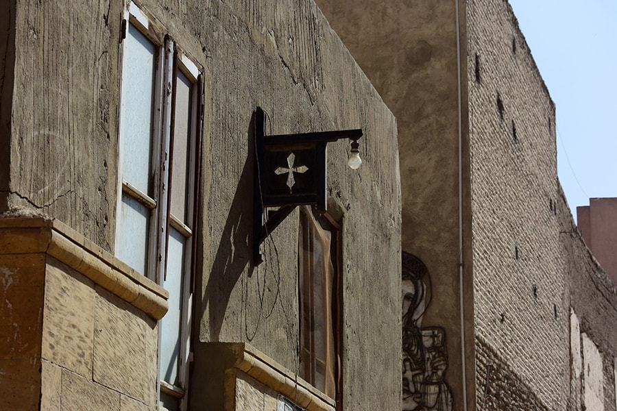 十字架やマリア像など、街角にキリスト教の印が。
