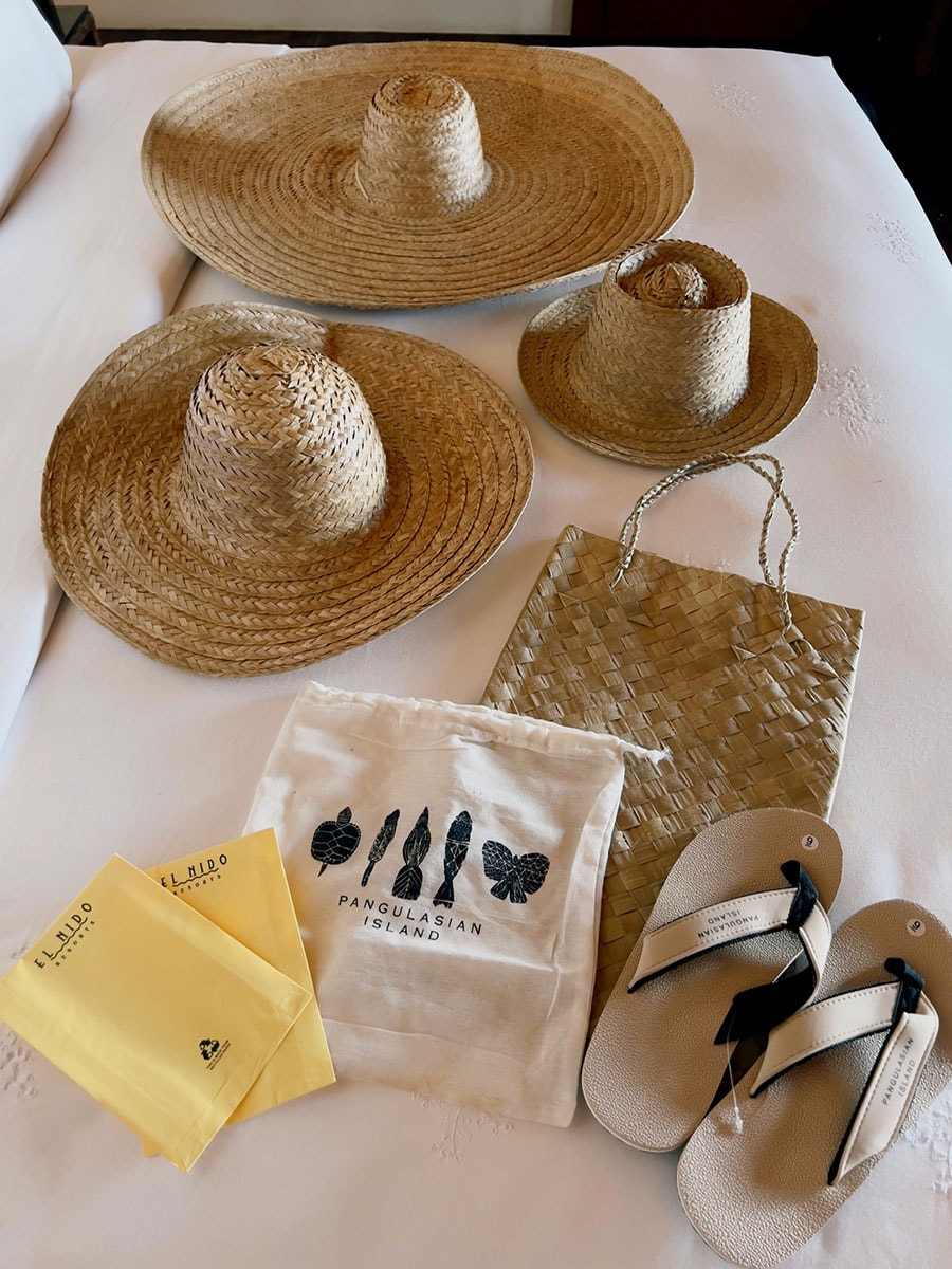 各客室には、ヤシの葉で編んだ帽子やバッグが配されている。