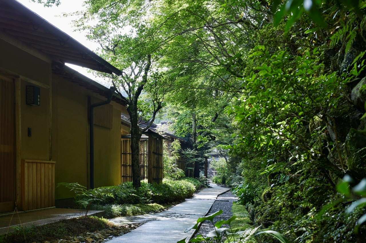 嵐山の自然の風景を取り込んだ庭路地。