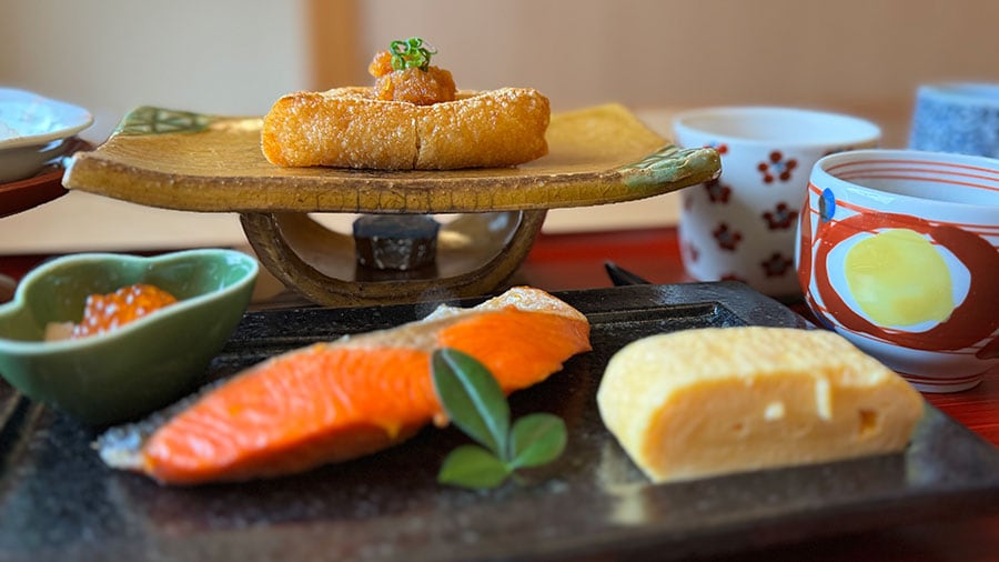 陶板でチリチリと焼く三角揚げの香りで食欲倍増。