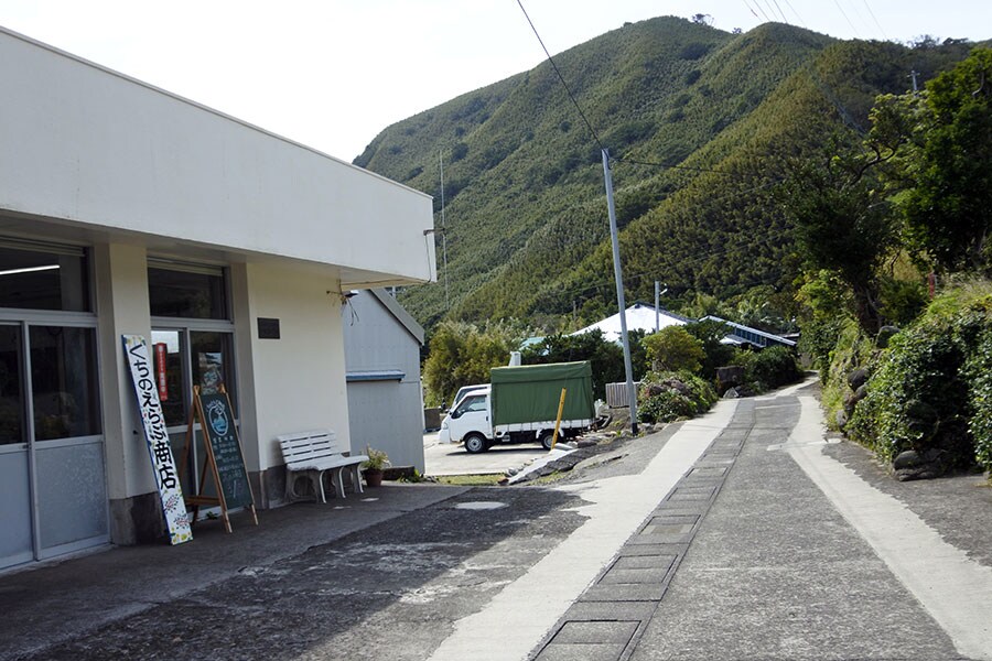 本村にはよろず屋さん的商店が1軒。飲み物の販売機は港の待合所前に1カ所あるのみ。