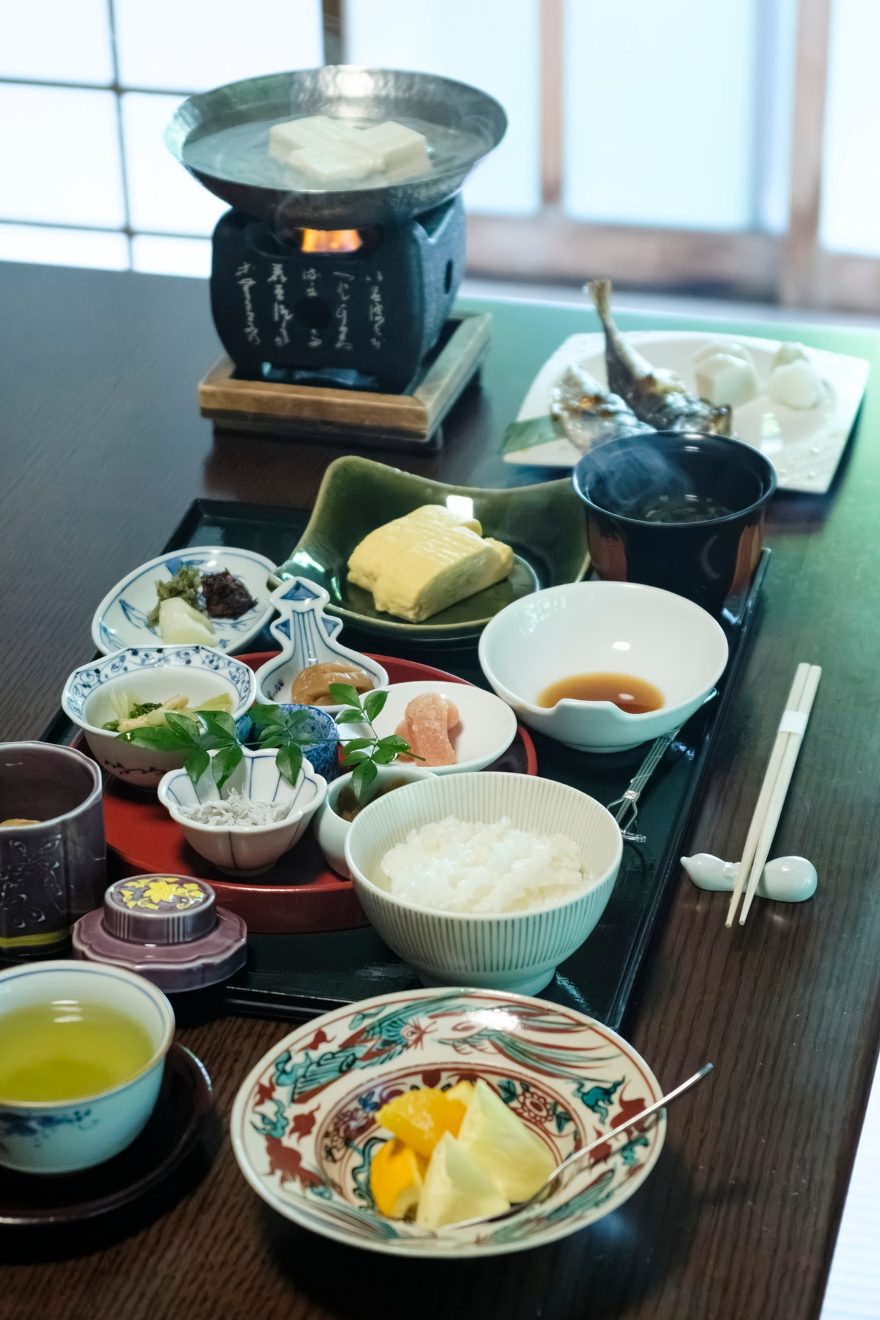 濱中明利氏が作る本格懐石。ちょうどいい塩梅で歯ごたえがのこる油揚げと小松菜のおひたしに感動。