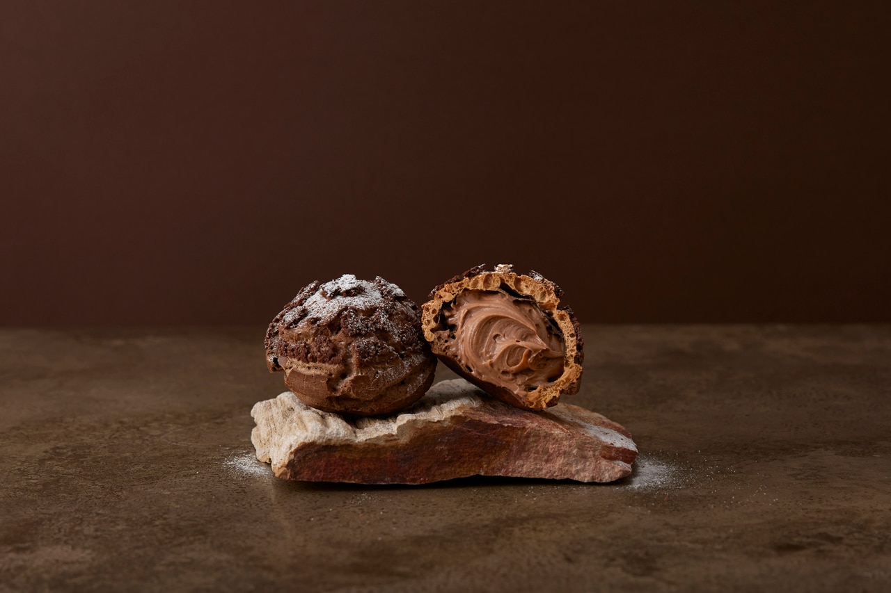 ヨックモックの手作りクッキーシュー ドゥーブル ショコラ 572円。