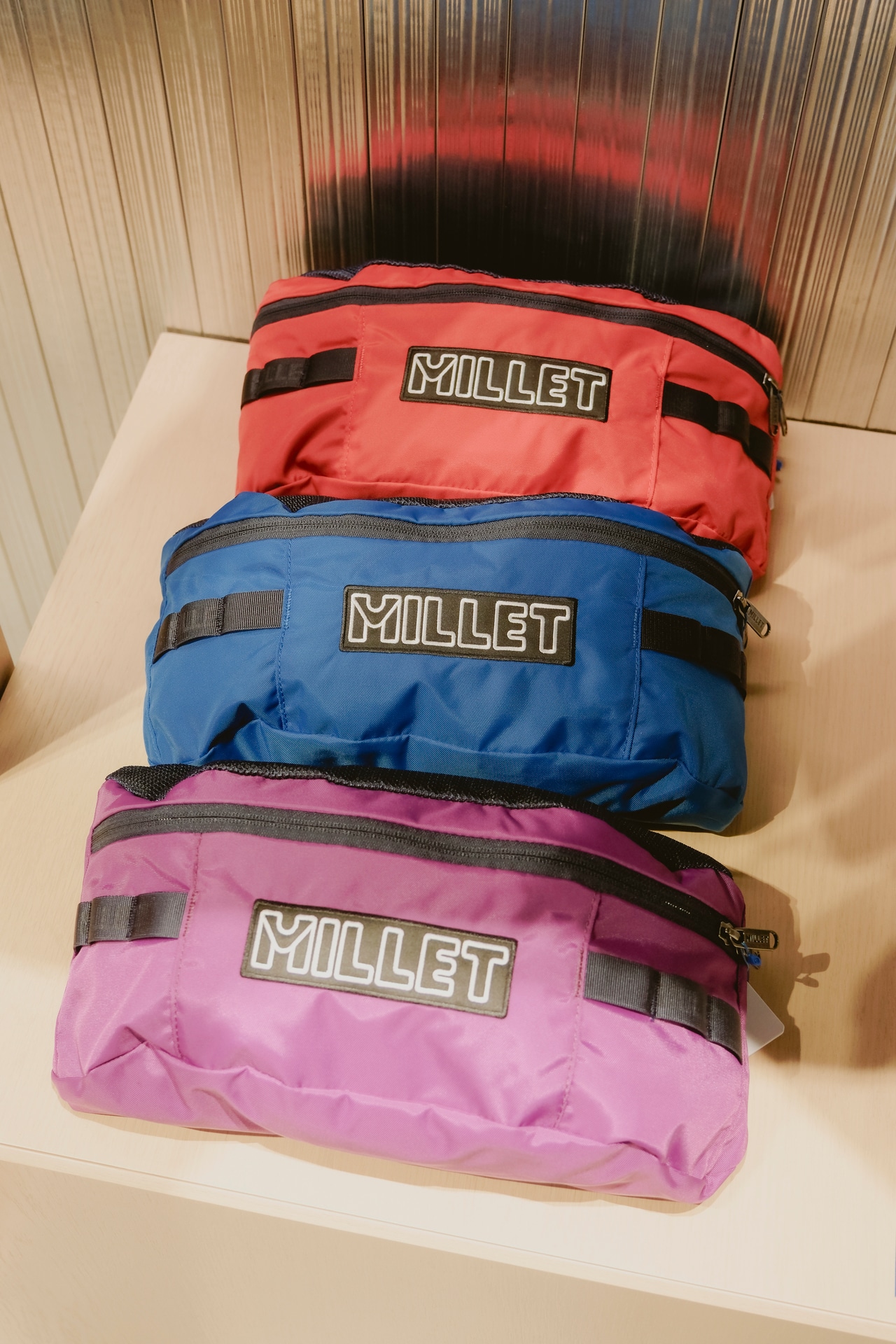 1990年代のウエストバッグからインスパイアされたシンプルなデザインに、ミレーを象徴するカラリ―ングをのせたクラシック ウエストバッグ。6,600円。