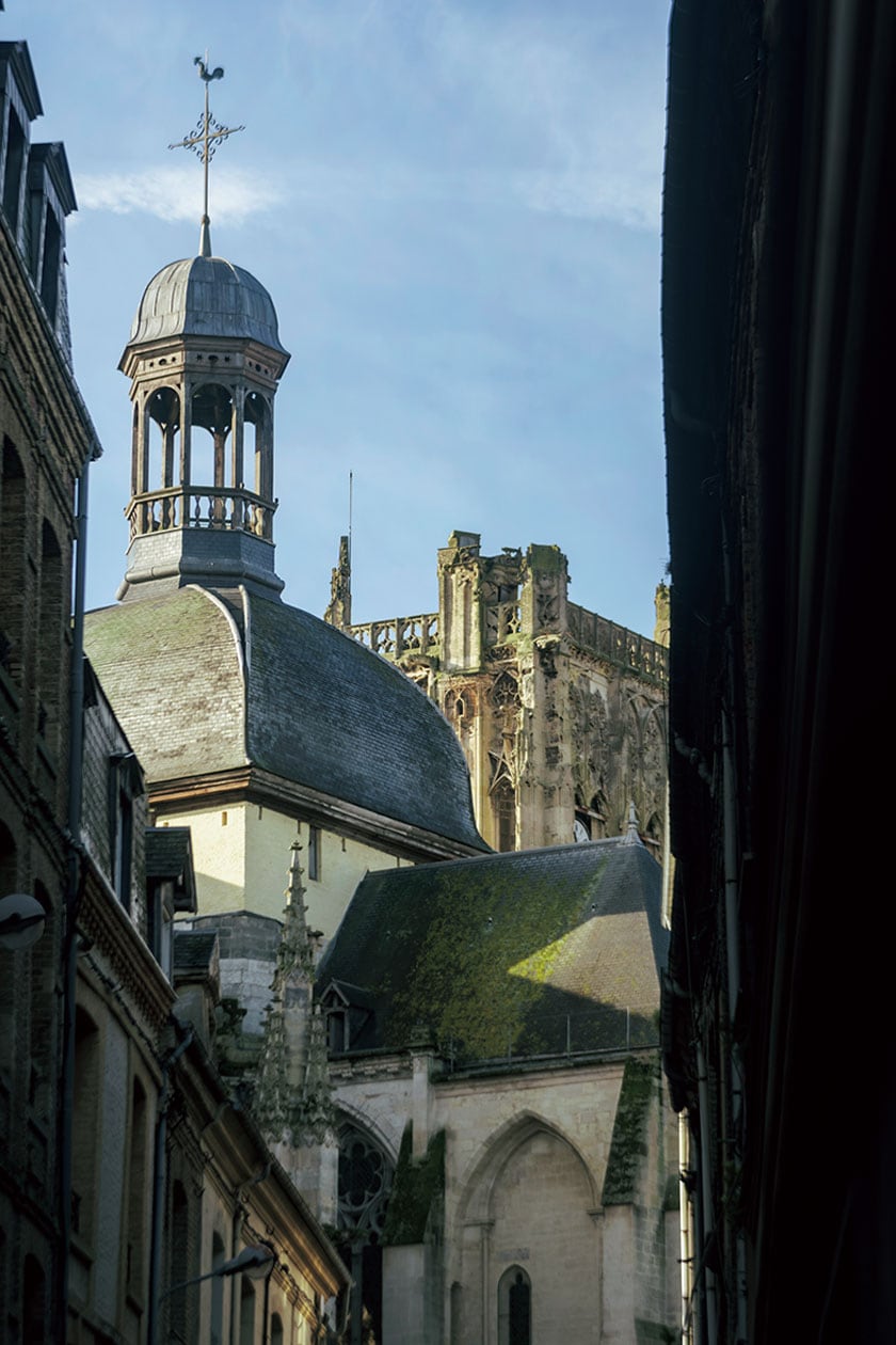 モネの作品にも描かれた聖ジャック教会の塔。ゴシックとルネサンス様式が混じる。