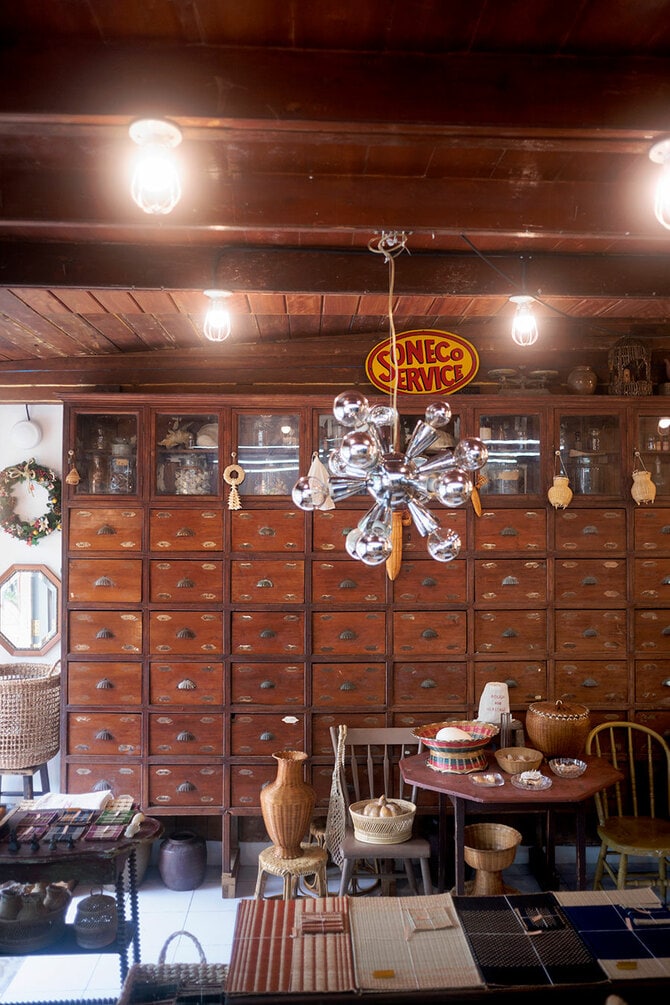 ホアヒン】タイ北東部の工芸品が 並ぶ。古い薬簞笥が家族の歴史を語る