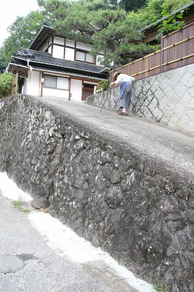 家の前の急な坂(2021年6月撮影)