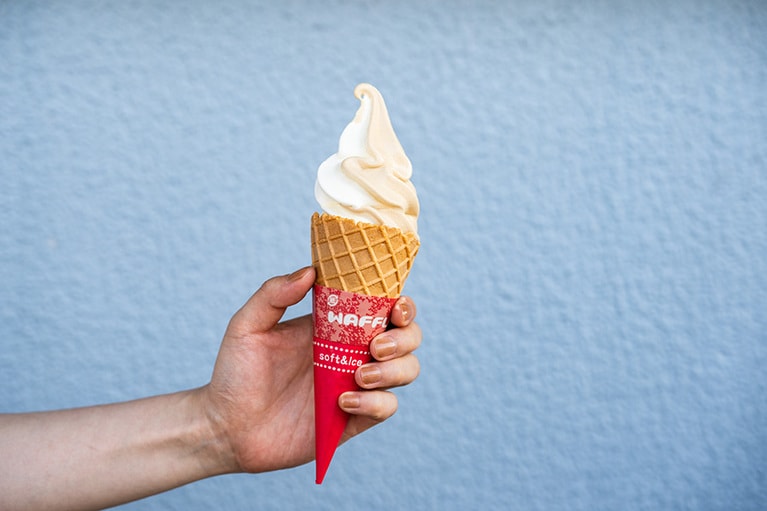 ミルクとコーヒーのどちらも堪能できる「コーヒーソフトミックス」400円。