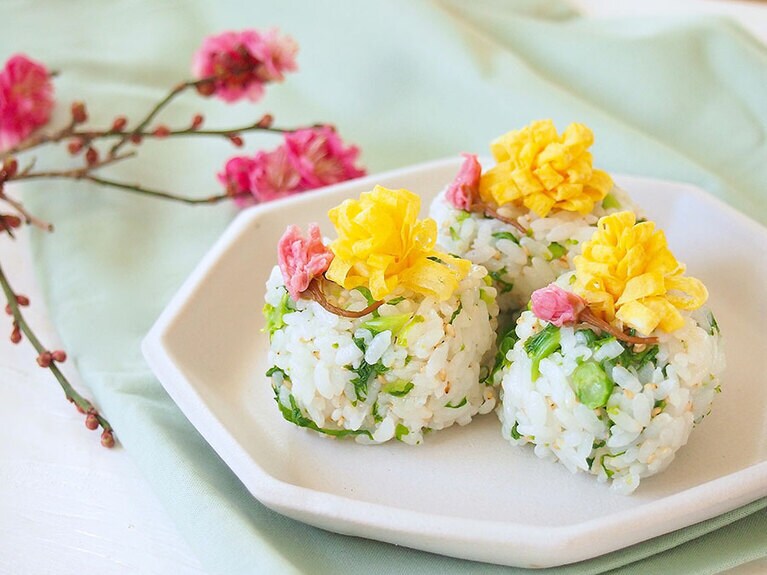 (7) 食べやすい大きさに握ったら、(5)の卵、塩抜きした桜を飾って完成です。