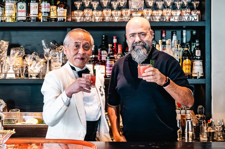 前夜に引き続き、テキーラのカクテルを提供してくれた西田稔さん（左）とアルトゥーロさん。