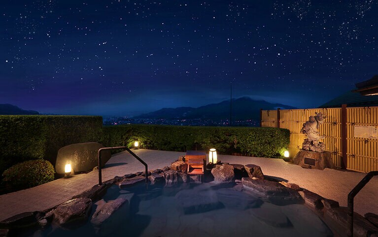 蔵王連峰を見晴らす展望露天風呂。