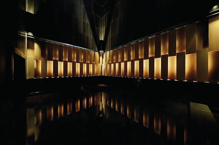 【星のや東京】最上階は地下1500メートルから湧き出る天然温泉「大手町温泉」。塩分を含む湯は保温効果が高く、湯上がりの肌もしっとり。Photo: Wataru Sato