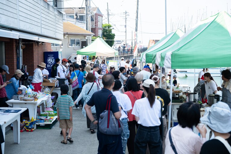 「風早橋ガーデングリルカフェ」の店先にできた行列。