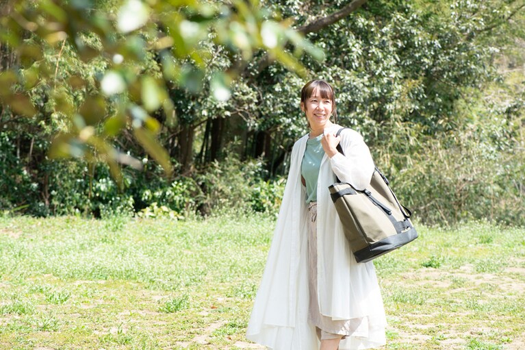 キャンプ×民泊ができる埼玉県の「NONIWA」へ出かけた吉川さん。春の日差しが心地よい一日です。