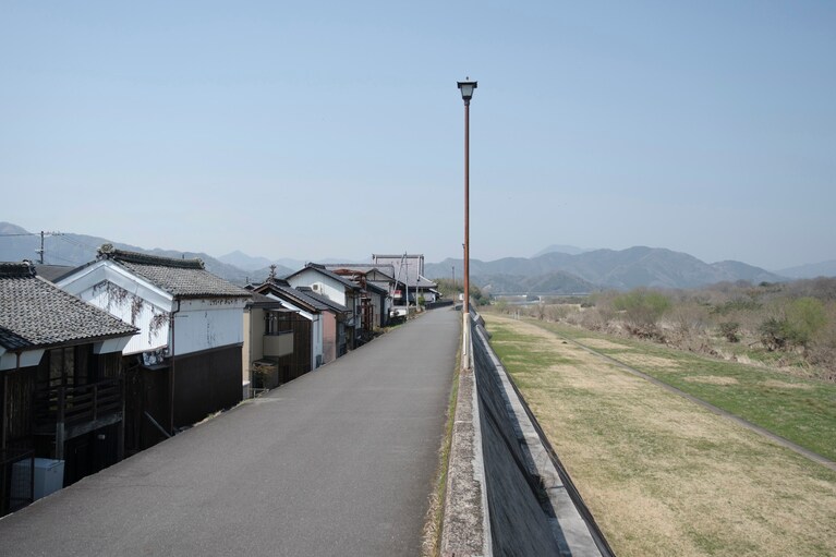 柳町の町屋の背後にある由良川堤防。江戸時代、下柳町は由良川船運の港町として、また、京街道（旧山陰街道）の宿場町として栄えた。