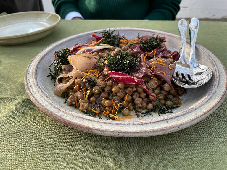 塩味のきいたヒヨコ豆のサラダ