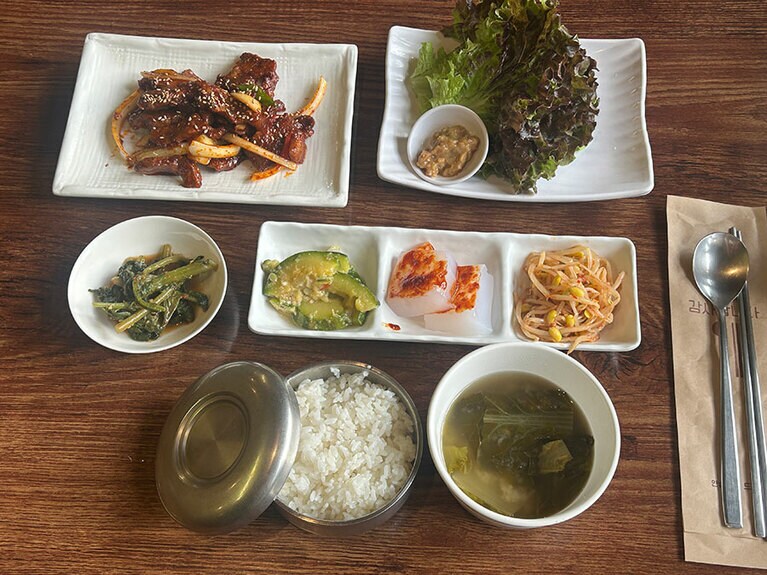 おひとり旅にもちょうど良い定食スタイル「豚肉炒め（두루치기 ドゥルチギ）」14,000ウォン。