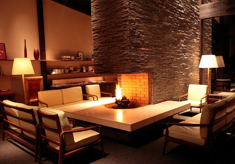 暖炉を囲むロビーラウンジ。食後はここでゆっくりとくつろぐもよし。