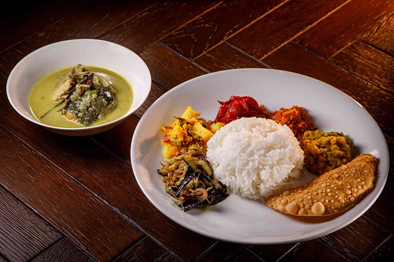 「紅茶屋」の「スリランカフィッシュカレー」1,265円。付け合わせのシーニサンボール(タマネギの和え物)、ナスのモージュ(ナスの和え物)、ポールサンボール(ココナッツのふりかけ)を、カレーに少しずつ混ぜながら食べるのがおすすめ。