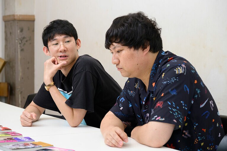 インタビューに答えてくれた、ロングコートダディのおふたり。