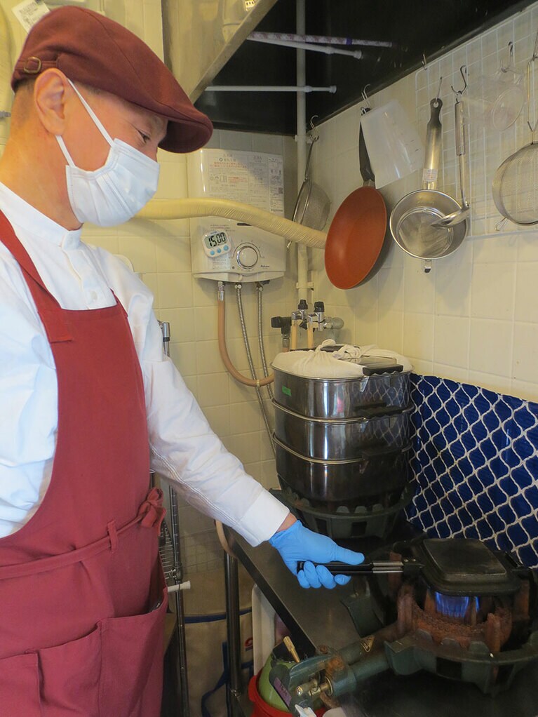 ご主人・福島嘉範さんも厨房でお手伝い。