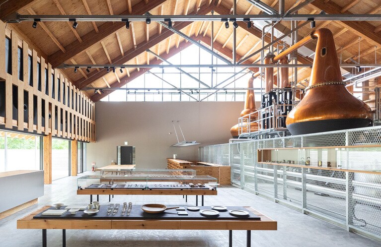 地元・後志 (しりべし) 産のカラマツを多用した空間も美しい話題の蒸溜所。