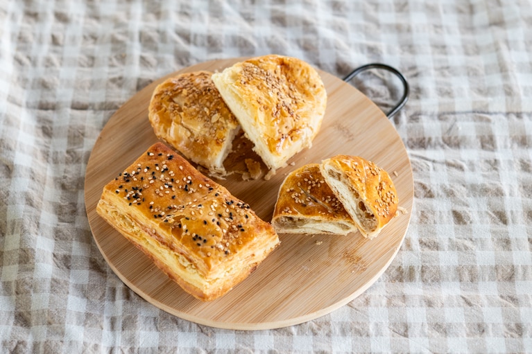 甘いパイは、生地の中央に砂糖や求肥の“あん”が入っている。