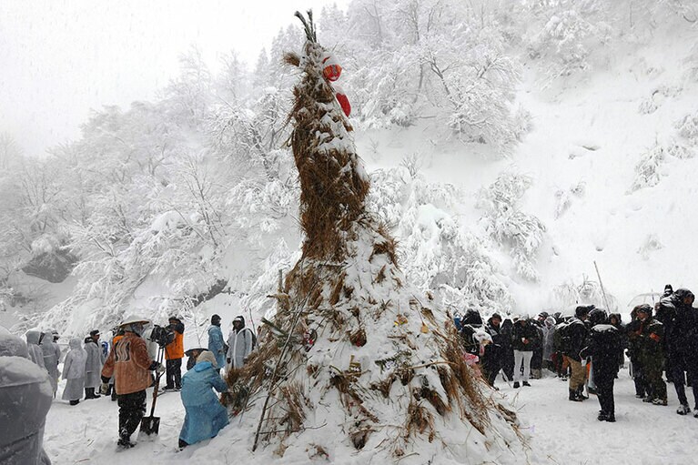 雪をかぶった賽の神。神木に藁を巻き付けてある。二日前から準備したそう。