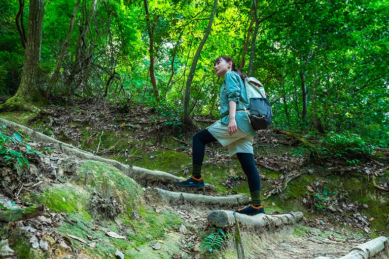 滑りやすい落ち葉がいっぱいの道も「ジャスパーロックスSP」なら頼もしい。