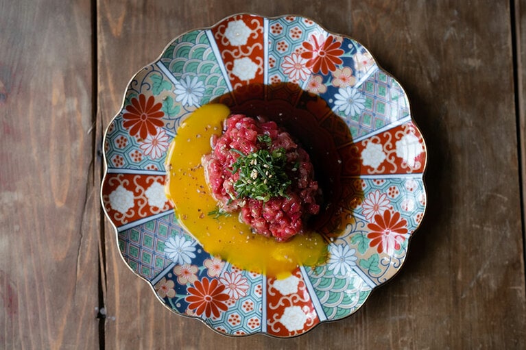 「emc restaurant」のメニュー例。レストランから、ホテルへのルームサービスも可能。