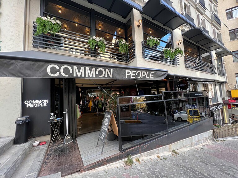 坂の中腹にある「コモン・ピープル」。入り口横の階段に、野良猫のための餌と水が置かれている。イスタンブールでよく見かけるやさしい風景だ。