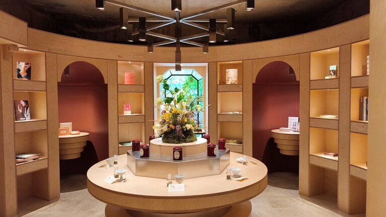 中央にある花が生けられた美しいテーブルの上にお茶が並べられています。