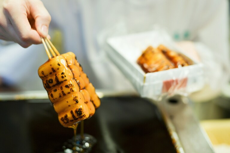 「コゲ少なめ」「コゲ普通」「コゲ多め」「コゲコゲ」から焼き加減が選べる「みたらし団子」1本120円。