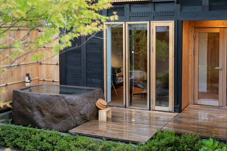 1Fの客室には蔵王石をくり抜いた岩風呂を完備。かけ流しの温泉をひとりじめできる。