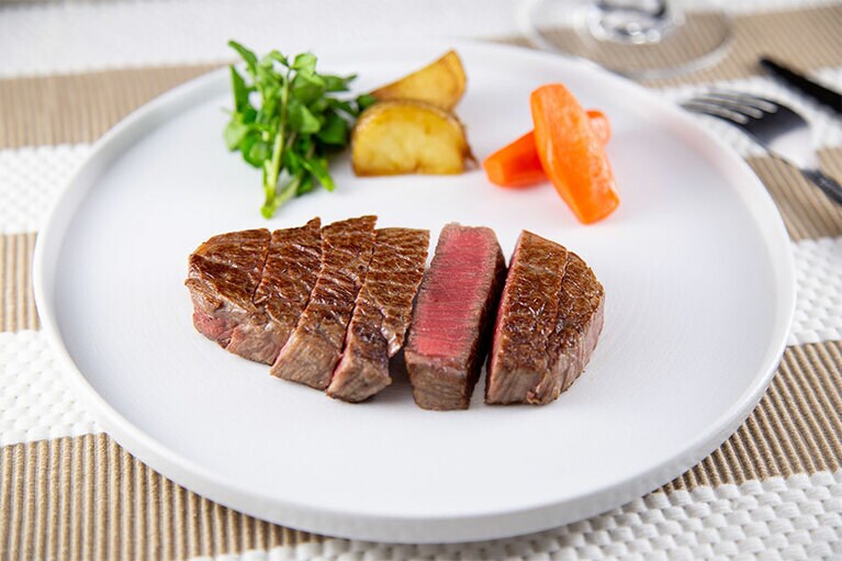 シャトーブリアンステーキ 5, 400円 130グラム ソース付。