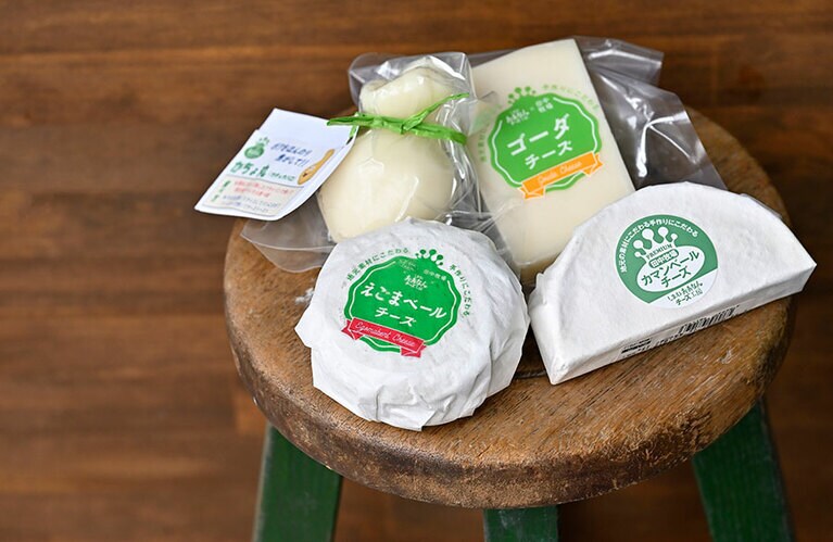 クリーミーな味わいがたまらない「カマンベールチーズ (ホール)」1,623円、島根産えごまパウダーを練り込んだ「えごまベール (ホール)」1,296円、半年間熟成させた「ゴーダチーズ (ブロック50g)」480円、最高乳質だからこそのおいしさを実感できる「かちょ丸 (カチョカバロ)」850円。
